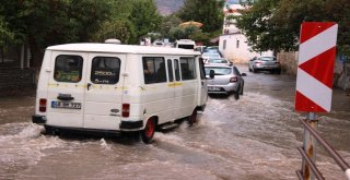 Bodrumda Beklenen Yağış Gerçekleşti, Sokaklar Göle Döndü