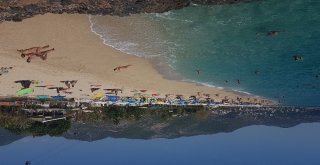 Antalyada Sahiller Turistlere Kaldı