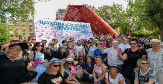 Festivale Katılan Kadınlar Al Yazma Anıtına İz Bıraktı