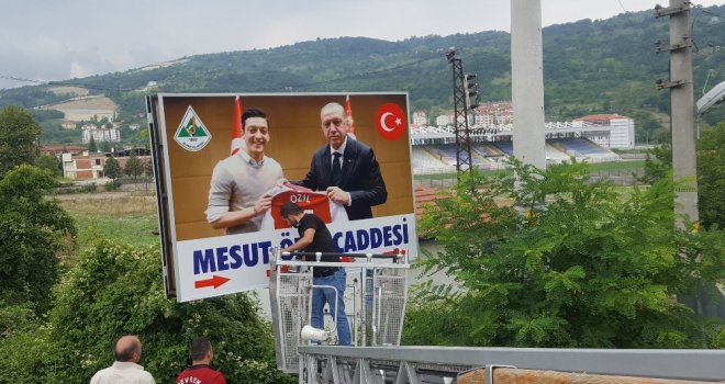Özilin Alman Milli Takım Formalı Tabelası, Cumhurbaşkanı Erdoğanlı Fotoğrafı İle Değiştirildi