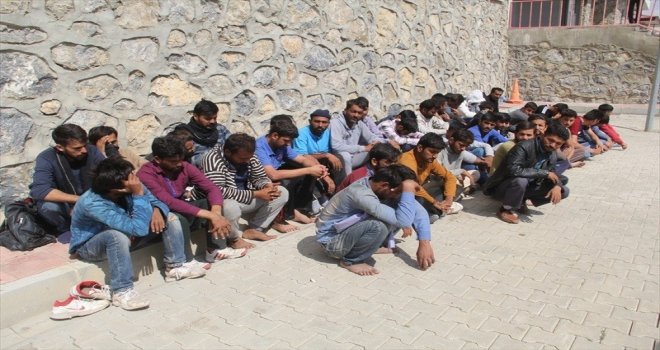 Başkalede 40 Kaçak Göçmen Yakalandı