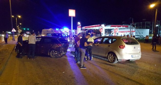 Kırmızı Işıkta Duramayan Otomobil Zincirleme Kazaya Neden Oldu 5 Yaralı