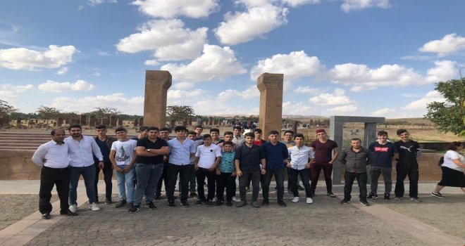 Sasonlu Gençler Ahlatta Selçuklu Mezarlığını Gezdi