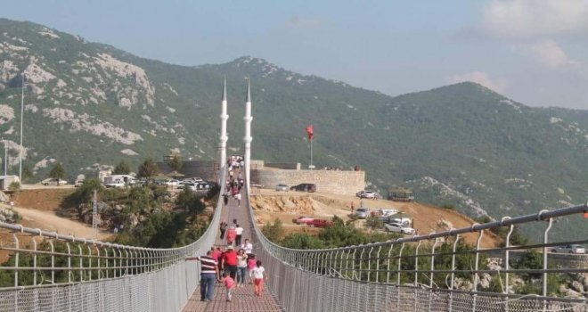 4 Minareli Yaya Köprüsü Ziyaretçi Akınına Uğruyor