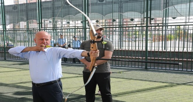 Başkan Çolakbayrakdar Okçuluk Kursunu Ziyaret Etti, Hedefi 12Den Vurdu