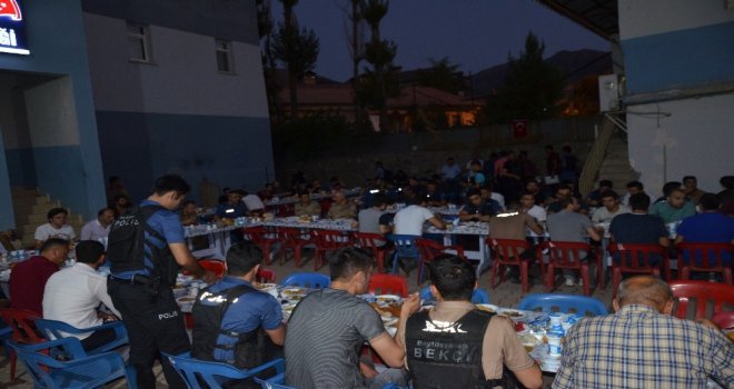 Beytüşşebapta Polisler Kurban Kesip Vatandaşlarla Birlikte Akşam Yemeği Yedi