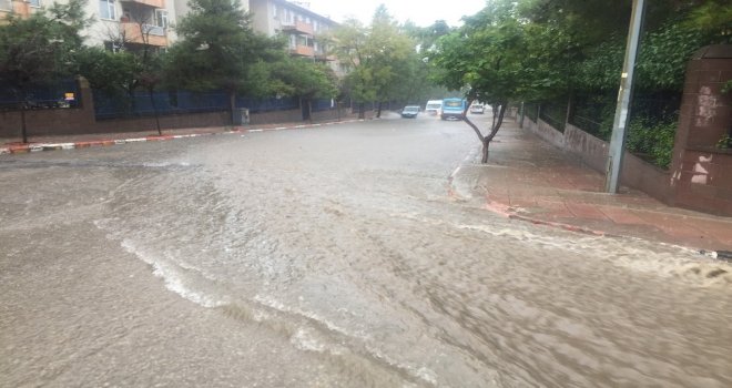 Keşanda Şiddetli Yağmur Sokakları Göle Çevirdi