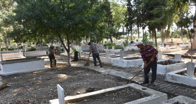 İncirliovadaki Mezarlıklar Bayrama Hazır