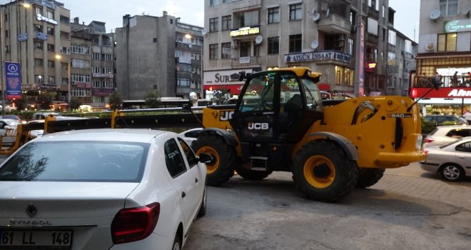 İş Makinesi Otoparkın Önüne Çekildi, Araçlar Mahsur Kaldı