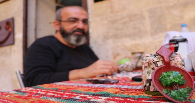 Atık Cam Ve Taşları Sanat Eserine Dönüştürüyor