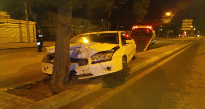 Otomobil Ağaca Çarptı: 1 Yaralı