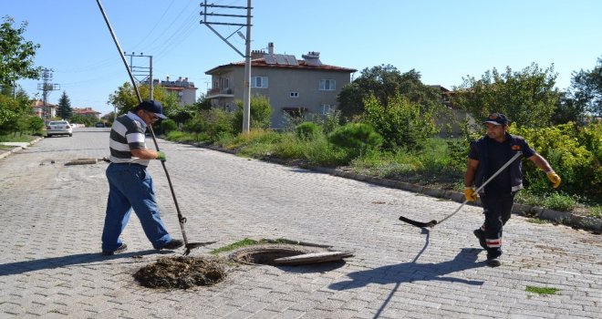 Şuhutta Kanalizasyon Ve Yağmur Suyu Hatlarında Temizlik Çalışmaları