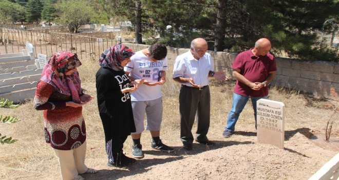 Elazığda Arefe Günü Mezarlıklar Doldu Taştı