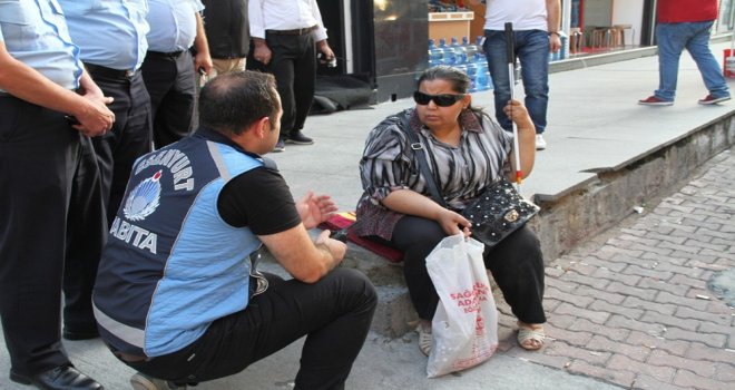 Görme Engelli Kadını Sokağa Attılar
