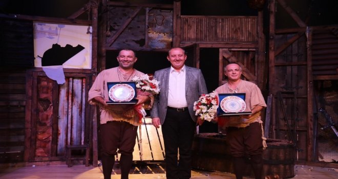 Usta Tiyatroculardan Mükemmel Performans