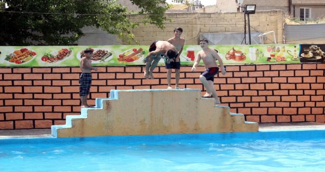 Sıcaktan Bunalan Türk Ve Suriyeli Gençler Havuzda Yüzerek Serinliyor