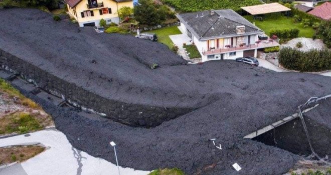 İsviçrede Köyü Sel Suları Bastı