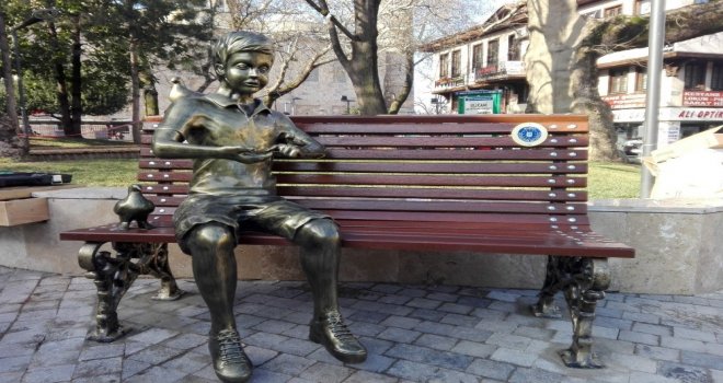 “Kitap Okuyan Kız Heykeli Kütüphane Önüne Konulacak