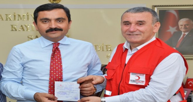 Belediye Başkanı Bahçeciden Kızılaya Kurban Bağışı