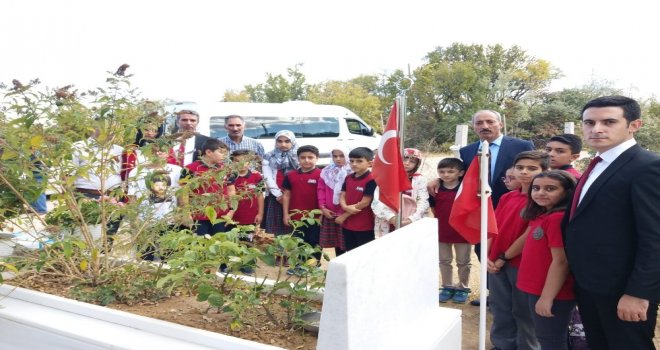 Öğrenciler, 15 Temmuz Şehidini Kabri Başında Andı