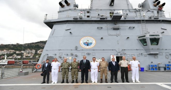 Dünyanın En Büyük Tank Çıkarma Gemisi ‘Tcg Bayraktar Trabzon Limanına Demirledi