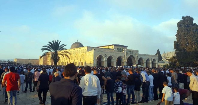 Mescid-İ Aksada Binlerce Filistinli Bayram Namazı Kıldı