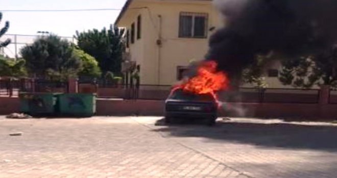 Şanlıurfada Çocuklar 2 Otomobili Ateşe Verdi