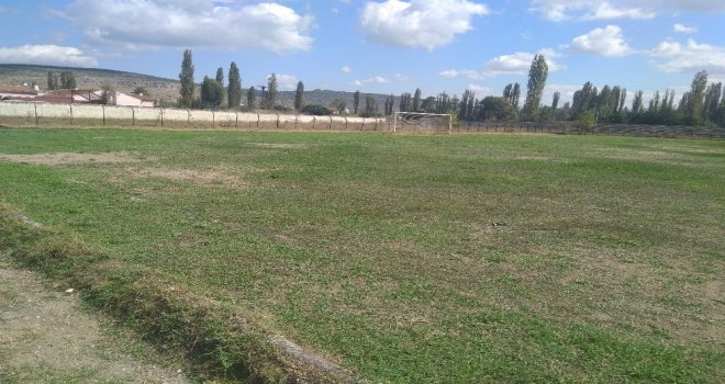 Gölpazarındaki Futbol Sahasının Çimleri Bakımsızlıktan Toprağa Dönüşmüş