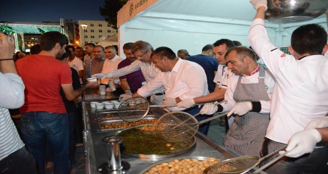 15 Temmuz Gecesi Kayseri Şeker, Cumhuriyet Meydanında Milletin Ağzını Tatlandırdı