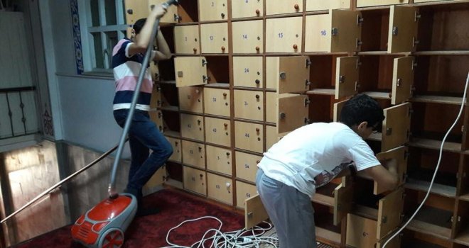 Suriyeli Gençler Ümraniyede Bulunan Camileri Temizledi