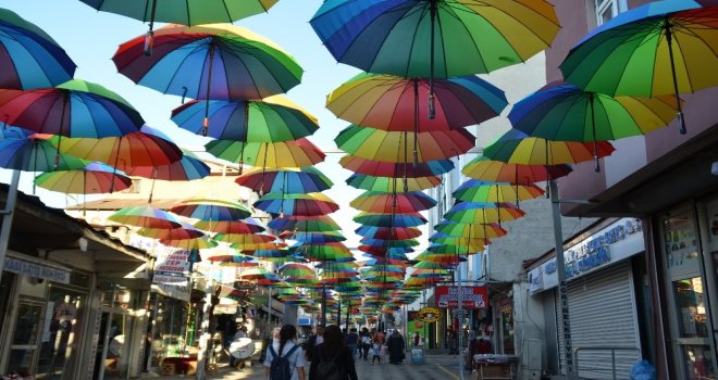 Ağrıda Caddeleri Şemsiyeler Süslüyor