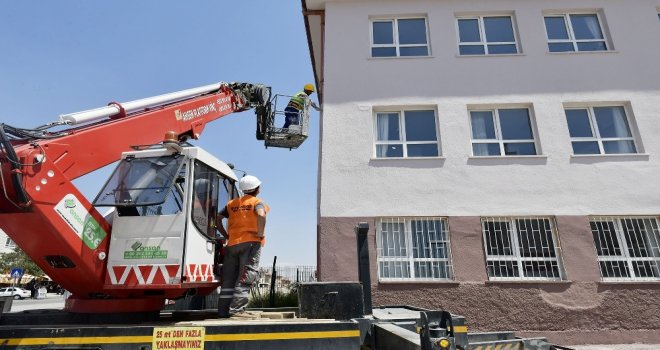 Öğrenciler Tatil, Belediye Tadilat Yapıyor