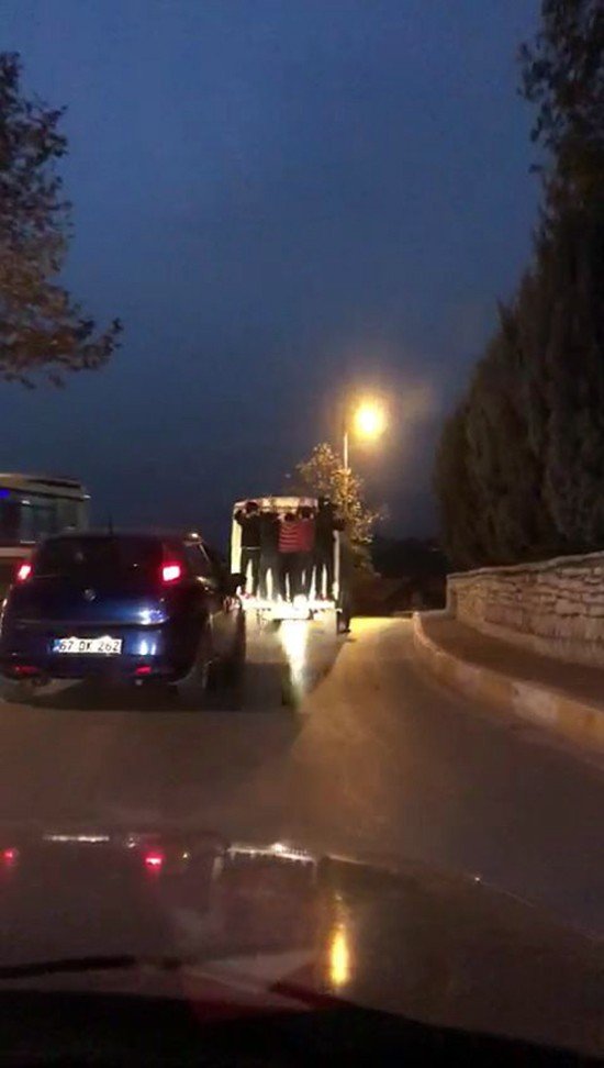 Kamyonet Kasasında Tehlikeli Yolculuk