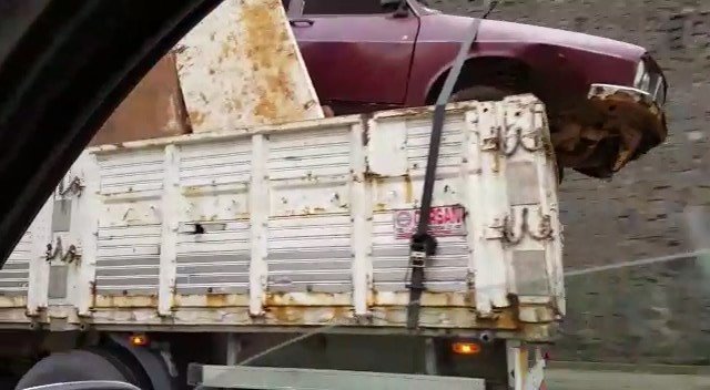 Kasasında Hurda Otomobil Taşıyan Kamyon, Görenleri Şaşırttı