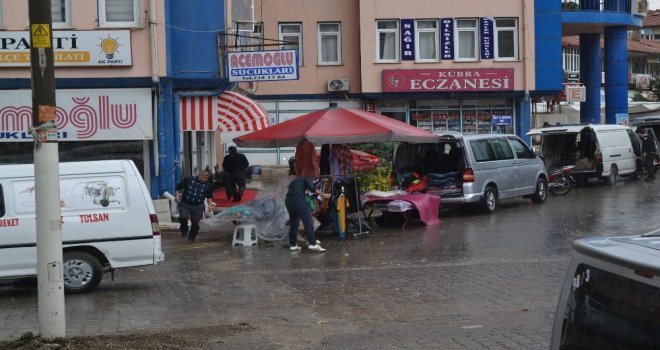 Afyonkarahisarda Şiddetli Yağmur Pazar Esnafı Ve Vatandaşlara Zor Anlar Yaşattı