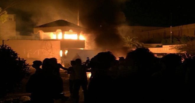 Basrada Protestolar Artıyor, Valilik Bahçesi Ateşe Verildi