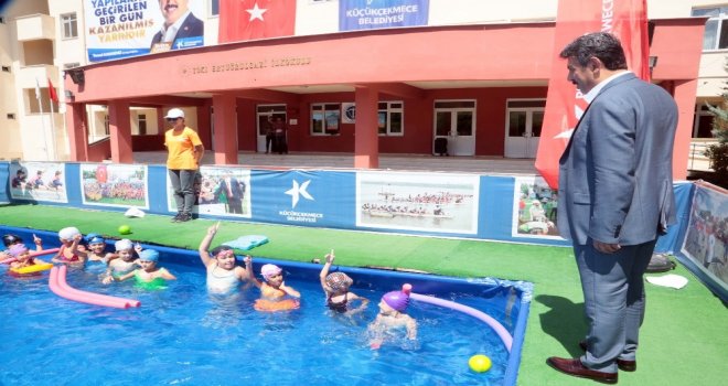 Küçükçekmecede Portatif Havuzlarda Yaklaşık 50 Bin Çocuk Yüzme Öğrendi