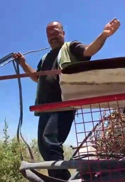Keyfi Yerinde Olan Hurdacı Müziğin Ritmine Kapıldı