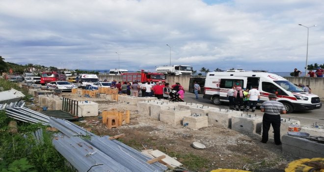 Trabzonda Kamyondan Kayan Direk Halk Otobüsünün İçine Girdi: 2 Ölü, 8 Yaralı