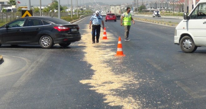 Karayoluna Dökülen Mazot Polisler Ekiplerince Üzeri Talaşla Kapatılarak Temizlendi