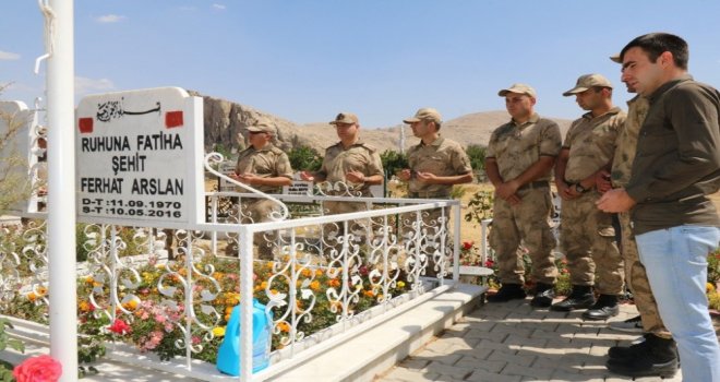 Mehmetçik Şehit Mezarlarını Ziyaret Etti