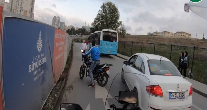 (Özel) İstanbulda Otobüs Şoförünün Kendisine Çarpan Motosikletli Gence Şefkati Kamerada