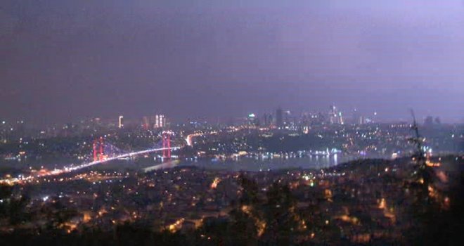 İstanbulda Şimşekler Geceyi Aydınlattı