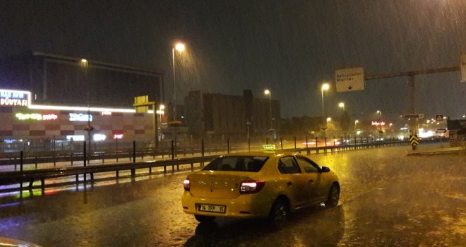 İstanbulda Şiddetli Yağış Etkili Olmaya Başladı