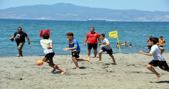 Aliağada Kıran Kırana Plaj Futbol Şenliği