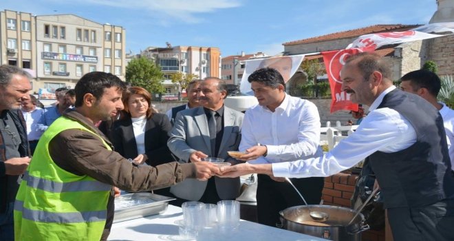 Mhp Aliağadan Vatandaşlara Aşure İkramı