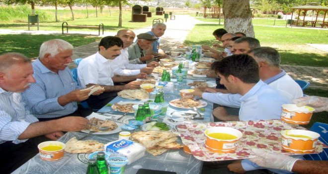 Özdemirden Hacı Adaylarına Yemek