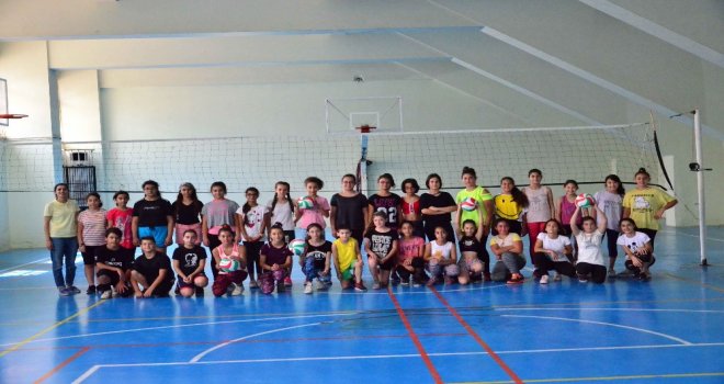 Adanada Voleybol İl Spor Okullarına 380 Sporcu Katılıyor