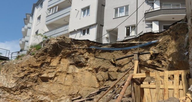 Apartmanın Altı Oyuldu, Vatandaşlar Korkudan Evlerine Giremiyor