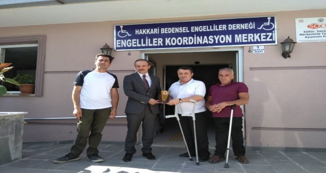 Engellilerden Başkan Vekili Epcime Teşekkür Plaketi